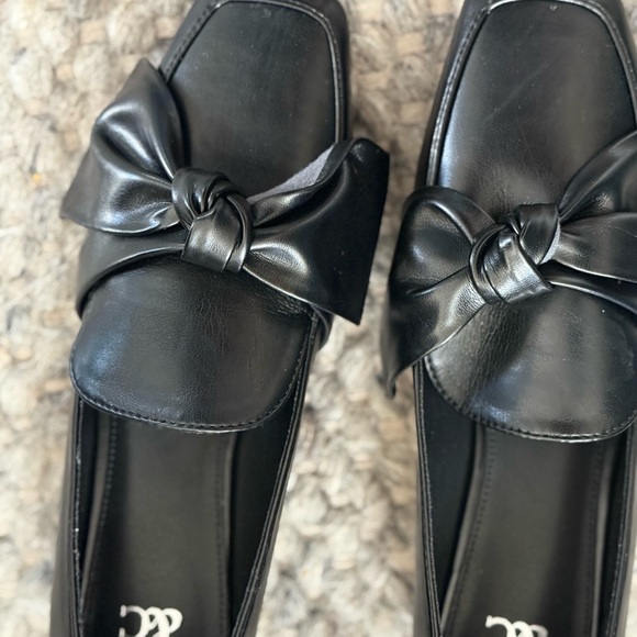 NYC Sleek Black Leather Loafers - Picture 3 of 3